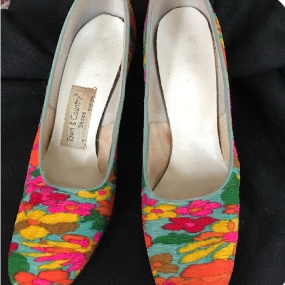 Town & Country Vintage 1970s women’s multicolor floral heels